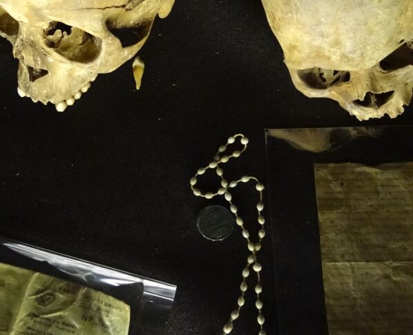 Private Gegenstände von Opfern des Genozides sowie zwei Schädel