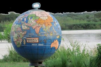 Globus am Eingang des Murchison Falls National Park - erinnert an die Bedeutung des Parks als Hotspot der biologischen Vielfalt