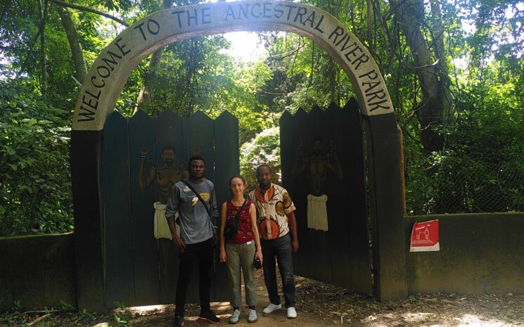 Hölzernes Tor am Eingang der Gedenkstätte Assin Manso in Ghana