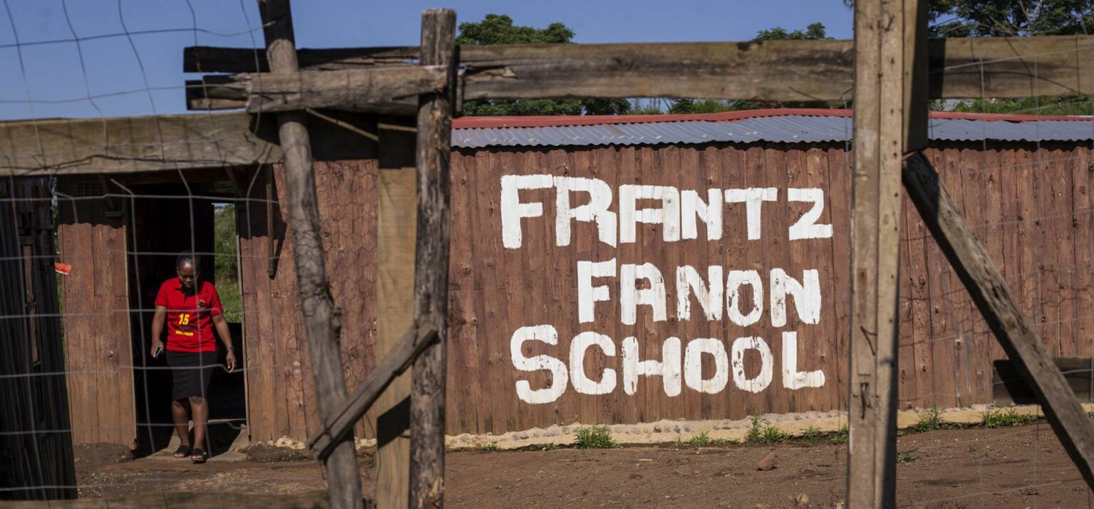 Gebäude mit der Aufschrift Frantz Fanon School