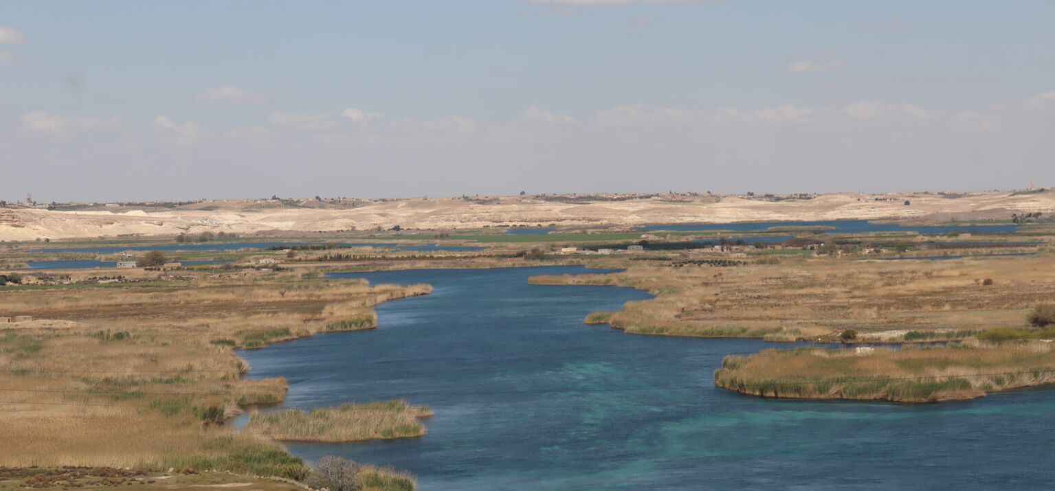 Der Fluss Euphrat in Rojava in einer kargen Landschaft. Die Autonomieregion steht inmitten von Krieg für Hoffnung und Selbstverwaltung.