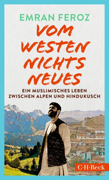 Es ist eine Person zu sehen, welche lächelnd mit den Händen hinter dem Rücken vor einem geteilten Hintergrund zu sehen ist, welcher die Alpen und eine Stadt in Afghanistan darstellt