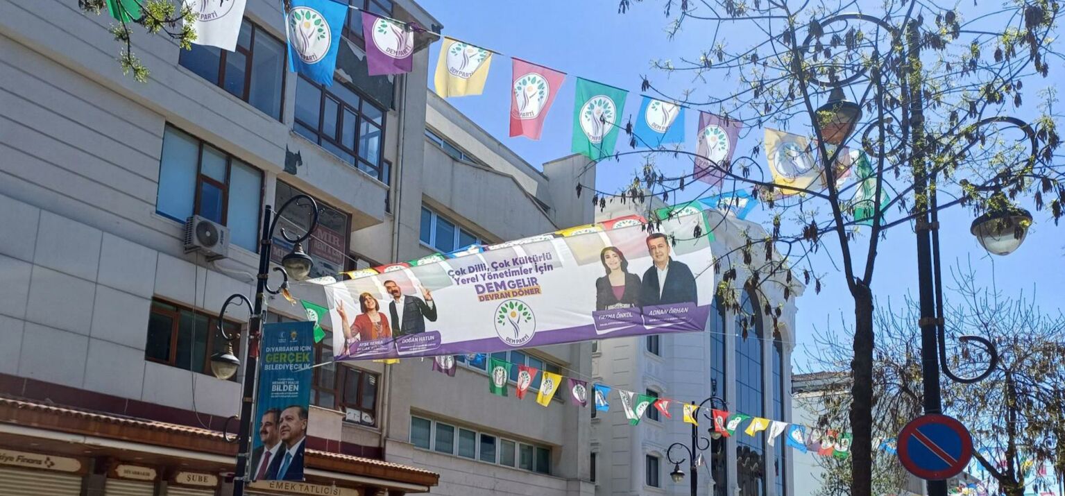 Wahlwerbung mit Plakaten in Sur / Amed