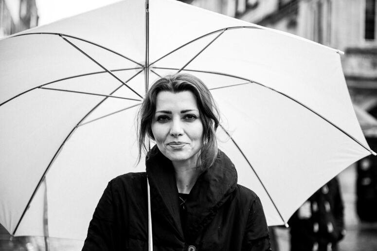 Türkische Autorin Elif Shafak Portrait mit Regenschirm
