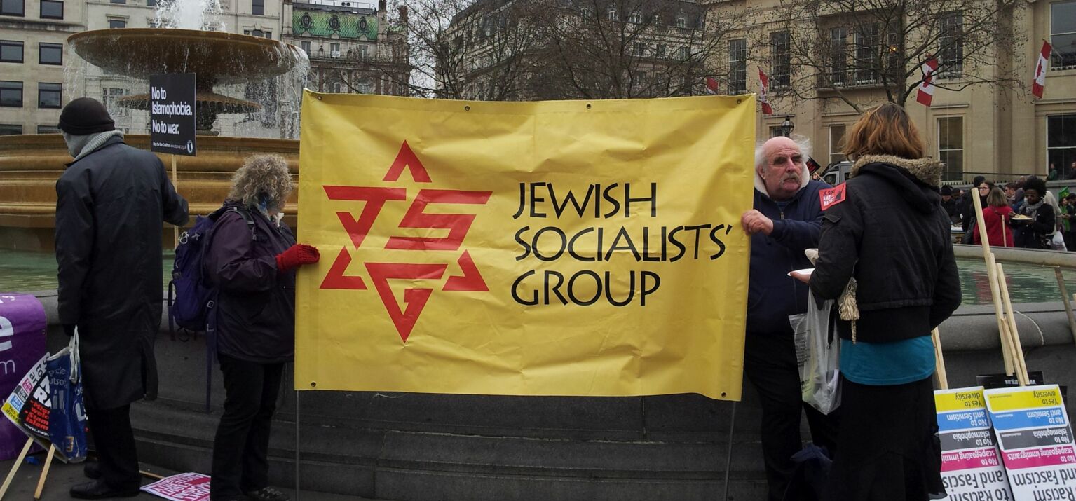 Jüdische Stimmen gegen Rassismus: Mitglieder der Jewish Socialist Group auf einer Demonstration in London - Personen halten Transpi mit Aufschrift »Jewish Socialists Group«