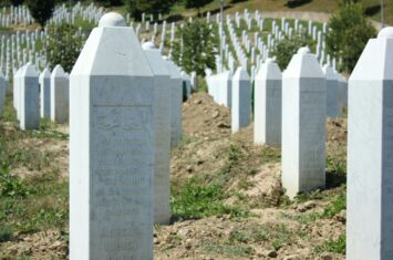 Weiße Grabsteine der Genozid-Gedenkstätte in Srebrenica, Bosnien_Herzegowina