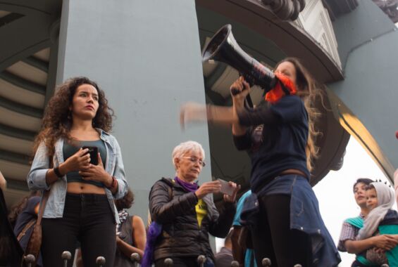 Feministischer Protest am 8. März in der Hauptstadt San José - Frauen auf einer Ballustrade