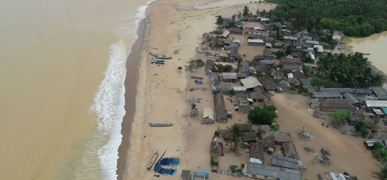 Luftaufnahme der Küstengemeinde Anlo Beach in Ghana, Blick auf die teils überfluteten und zerstörten Häuser der Fischer
