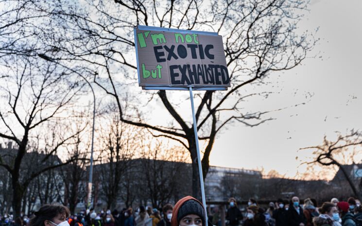 Bei der internationalen Frauen*kampftag - Demo am 8. März 2021 in Freiburg hält ein*e Demonstrant*in ein Schild in die Höhe. Auf diesem steht: I'm not exotic but exhausted |  Foto: Sévérine Kpoti
