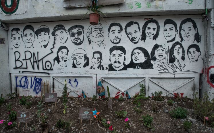 Wand mit gesprayten Gesichtern von getöteten Demontrant*innen