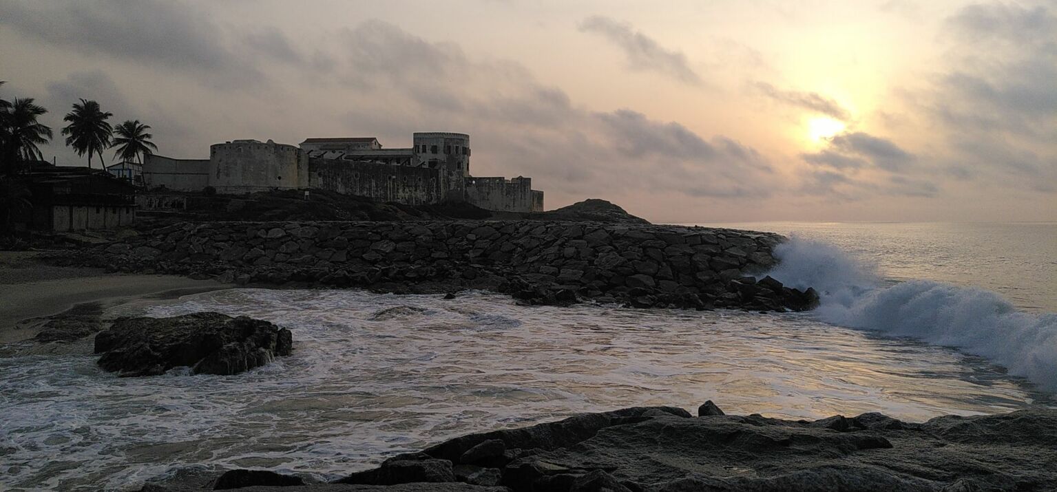 Cape Coast Castle in Ghana bei Sonnenaufgang