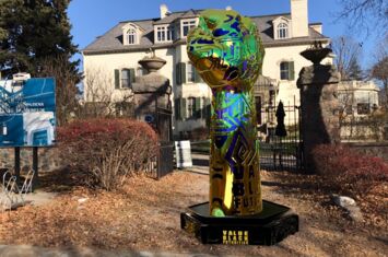 überlebensgroße futuristische Faust-Skulptur vor dem Spadina Museum (Toronto) in Gold, Blau, Grün