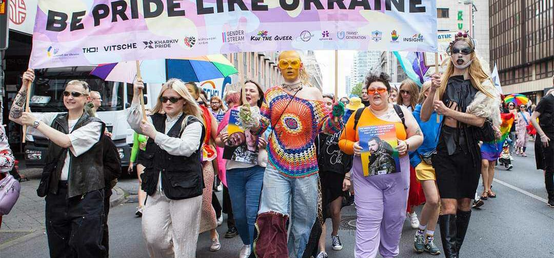 Ukrainische Teilnehmer*innen und queere Angehörige der ukrainischen Streitkräfte beim CSD Berlin. Auf einem Banner steht: Be Pride like Ukraine
