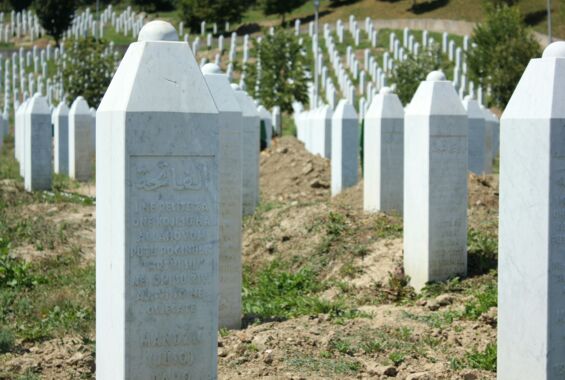 Weiße Grabsteine der Genozid-Gedenkstätte in Srebrenica, Bosnien_Herzegowina