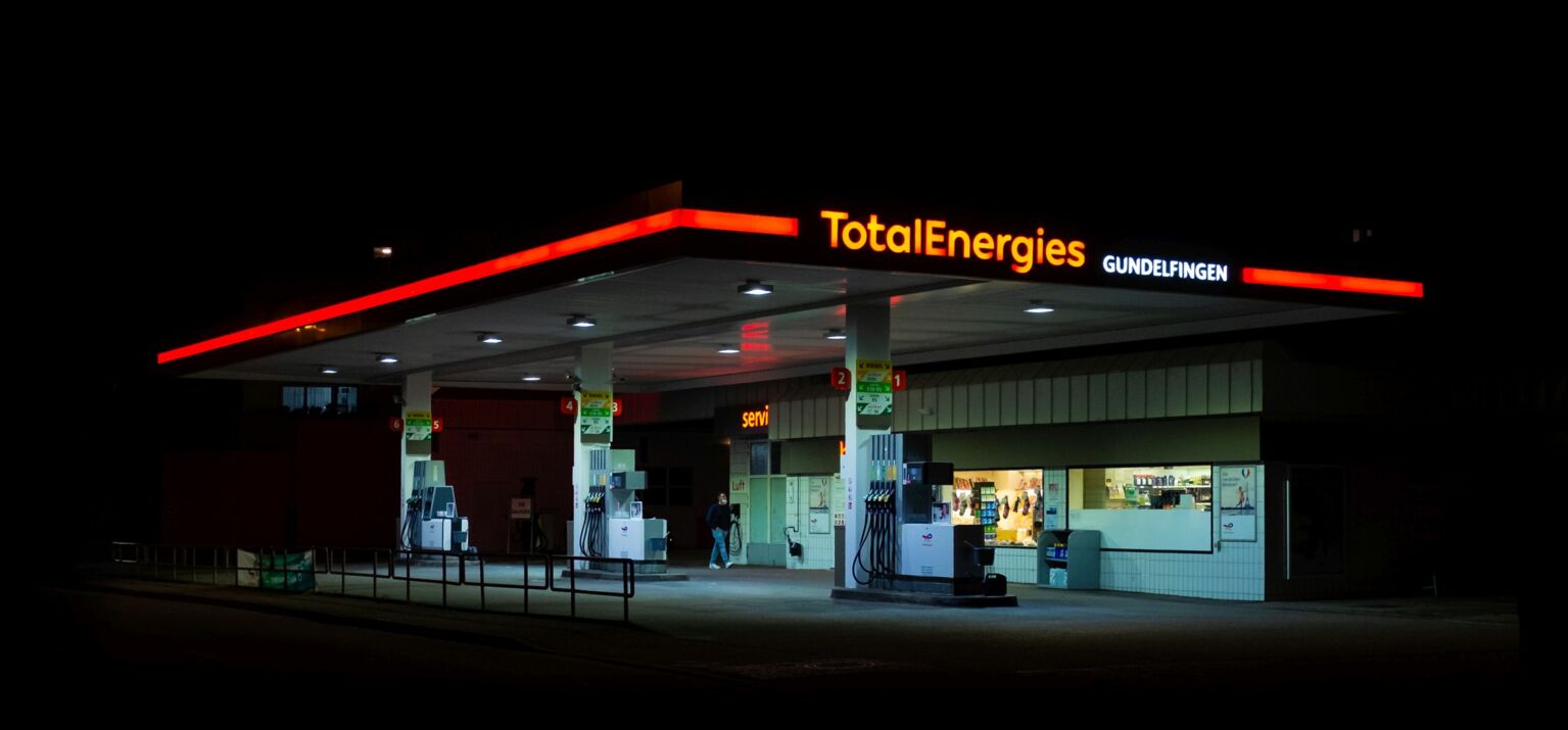 Die Lichter einer Tankstell von TotalEnergies in Gundelfingen bei Nacht