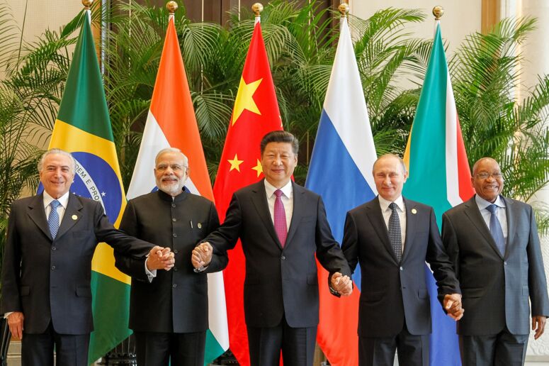 Händehalten zwischen fünf Regierungschefs (Tremer, Modi, Jingping, Putin, Zuma)