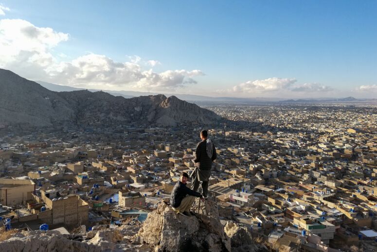 Zwei Jungen blicken aus der Vogelsperpektive auf die pakistanische Stadt Quetta