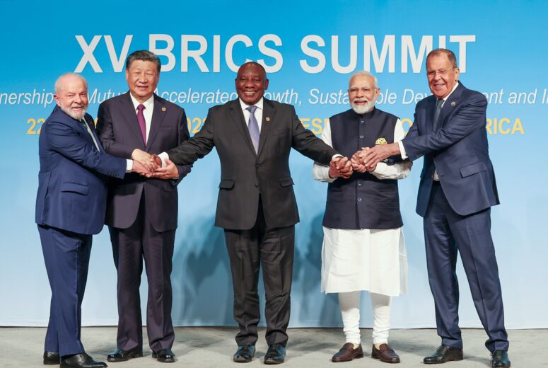 Foto von BRICS-Klausurtagung 2023 mit Lula links bis Lawrow rechts