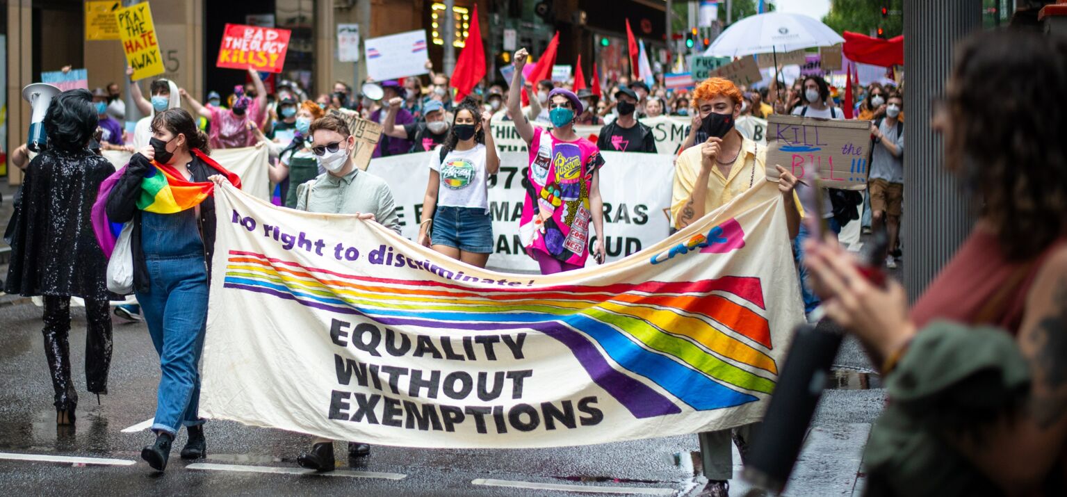 Demonstration für queere Rechte und auf einem Banner die Forderung nach "Gerechtigkeit ohne Ausnahmen"
