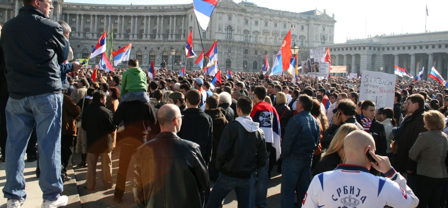 Menschenmenge mit serbischen Fahnen und Plakaten, demonstrieren in Wien 2008 gegen die Unabhängigkeit des Kosovo.
