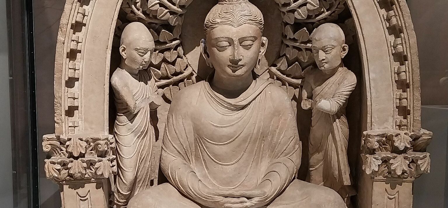 Sitzender Buddha aus Fayaztepa - links und rechts von ihm zwei weitere Figuren