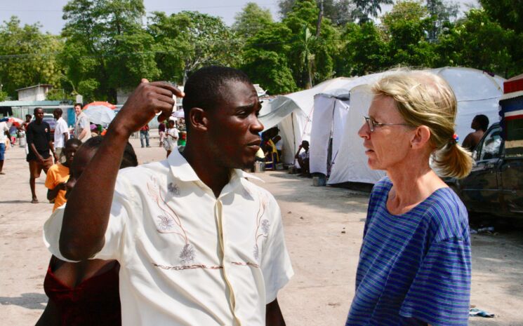 Im Erbebenüberlebenden-Zeltlager spricht Ulrike Schaller mit einem Sozialarbeiterkollegen in Haiti