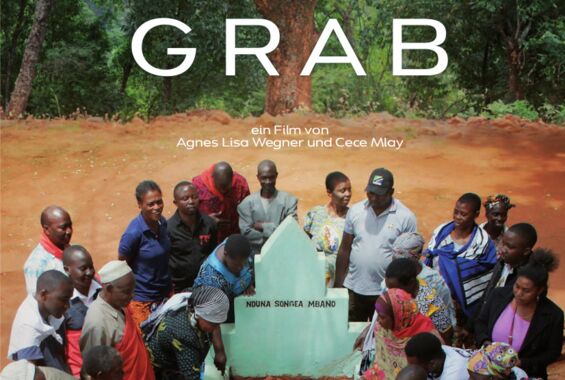 Filmplakat »Das leere Grab« - menschen stehen im Gedenken um ein leeres Grab in Songea, Tansania