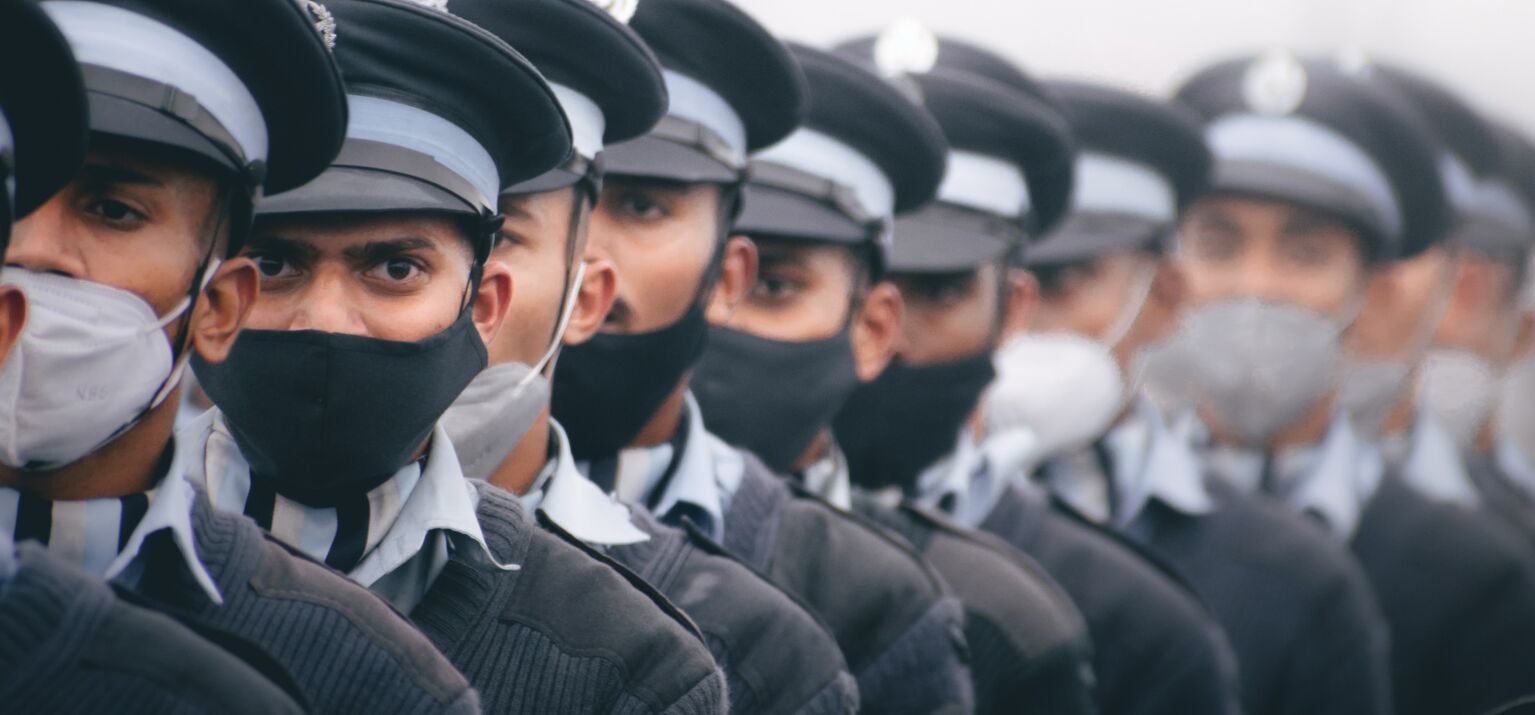 Uniformierte mit medizinischen Masken auf einer Militärparade in Indien