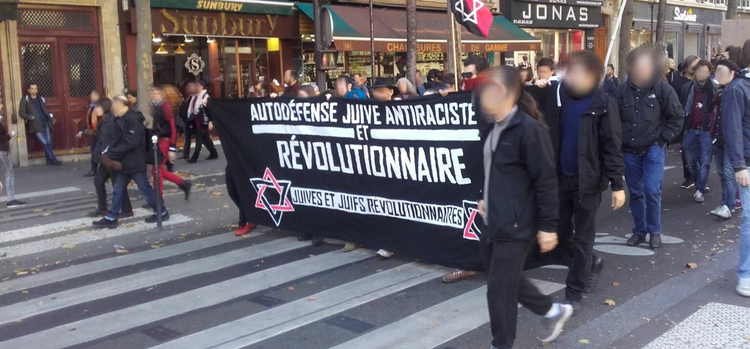 Jüdische Linke bei Demonstration mit Transpi »autodéfense juive antiraciste et révolutionnaire« - viele Menschen auf der Straße in Paris