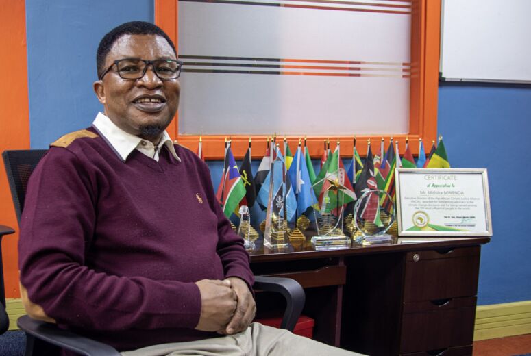 Portrait von Mithika Mwenda (Direktor der Panafrican Climate Justice Alliance) in seinem Büro mit Zertifikat für die 100 wichtigsten Persönlichkeitenn