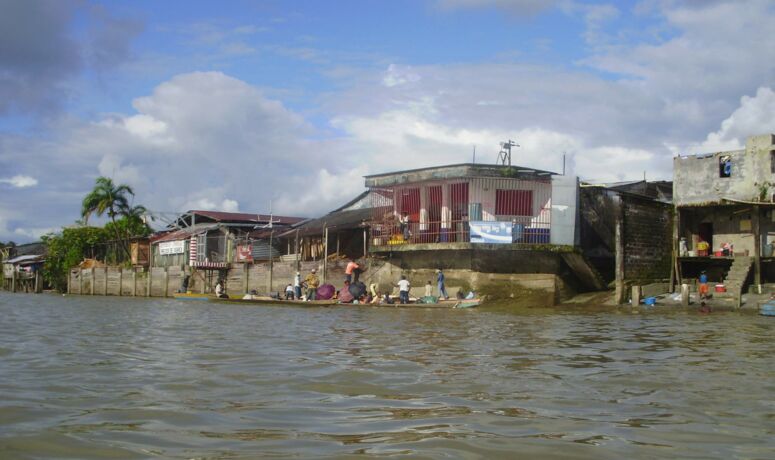 Bewohntes Ufer des Rio Atrato - Häuser grenzen ans Ufer