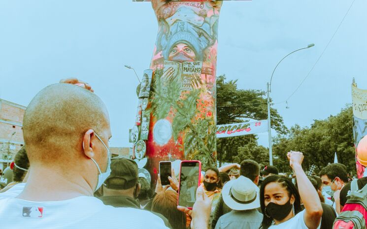 Eine fast zehn Meter große Faust erinnert in Puerto Resistencia, Cali, heute an den Aufstand von 2021