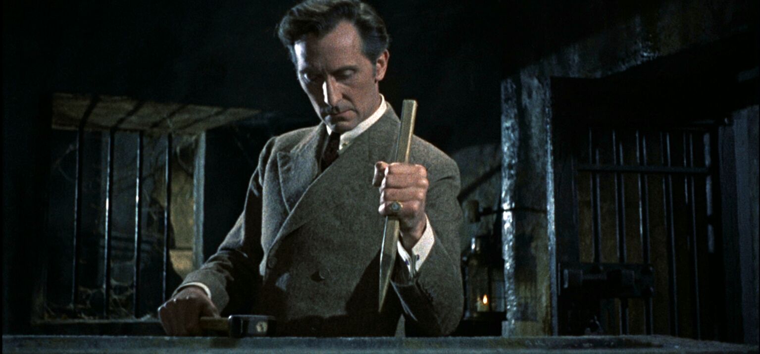 Filmstill aus dem Horrorfilm »Dracula« (GB, 1958): Van Helsing (Peter Cushing) steht mit Hammer und Holzpflock vor einem Sarg