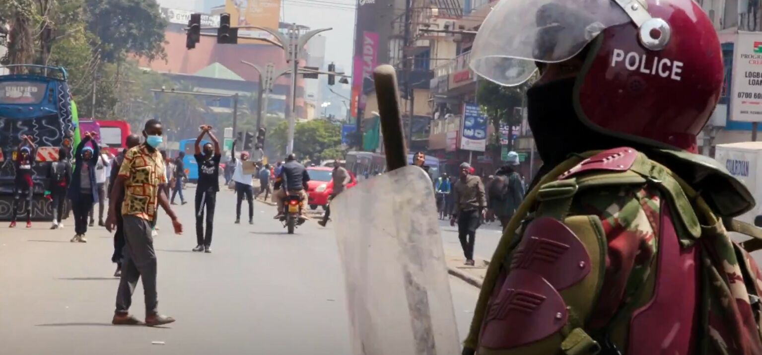 Polizei im Einsatz gegen Protestierende in den Straßen von Nairobi, Kenia 2024