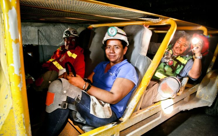 Eine Minenarbeiterin und ihre Mitarbeiter fahren in einem Wagen durch eine Mine in Mexiko