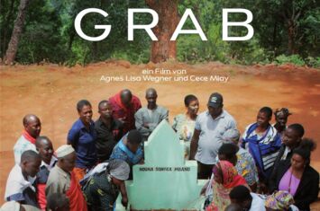 Filmplakat »Das leere Grab« - menschen stehen im Gedenken um ein leeres Grab in Songea, Tansania