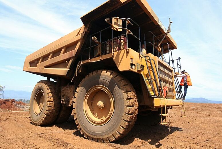 Gelber Transporter für den Nickelabbau