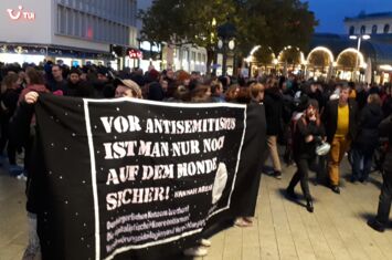 Demo mit Transpi »Vor Antisemitismus ist man nur noch auf dem Mond sicher« in Halle nach dem Anschlag - Menschen auf der Straße