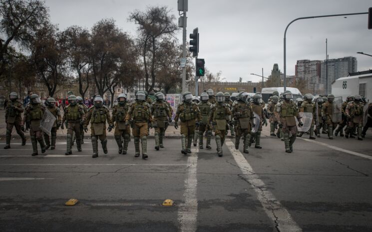 Polizeiaufmarsch mit Helmen und kugelsicheren Westen in den Straßen von Santiago de Chile