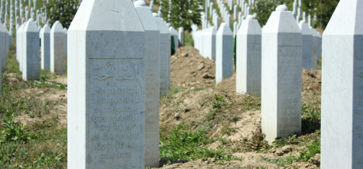 Weiße Grabsteine der Genozid-Gedenkstätte in Srebrenica, Bosnien_Herzegowina