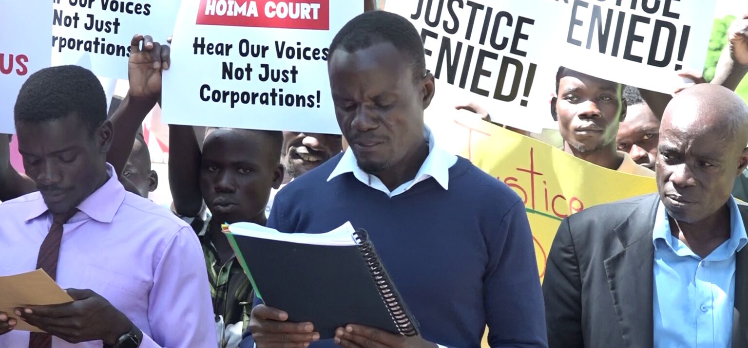 Vor dem Gericht in Hoima Uganda wehren sich Mitglieder der Gemeinde Baliisa gegen die Zwangsäumungen wegen der EACOP