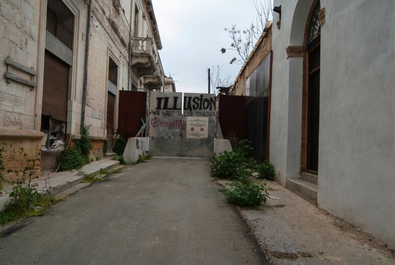 Barrikade zur Straßenteilung in Nikosia in Zypern mit der Aufschrift: Illusion - we want to live together
