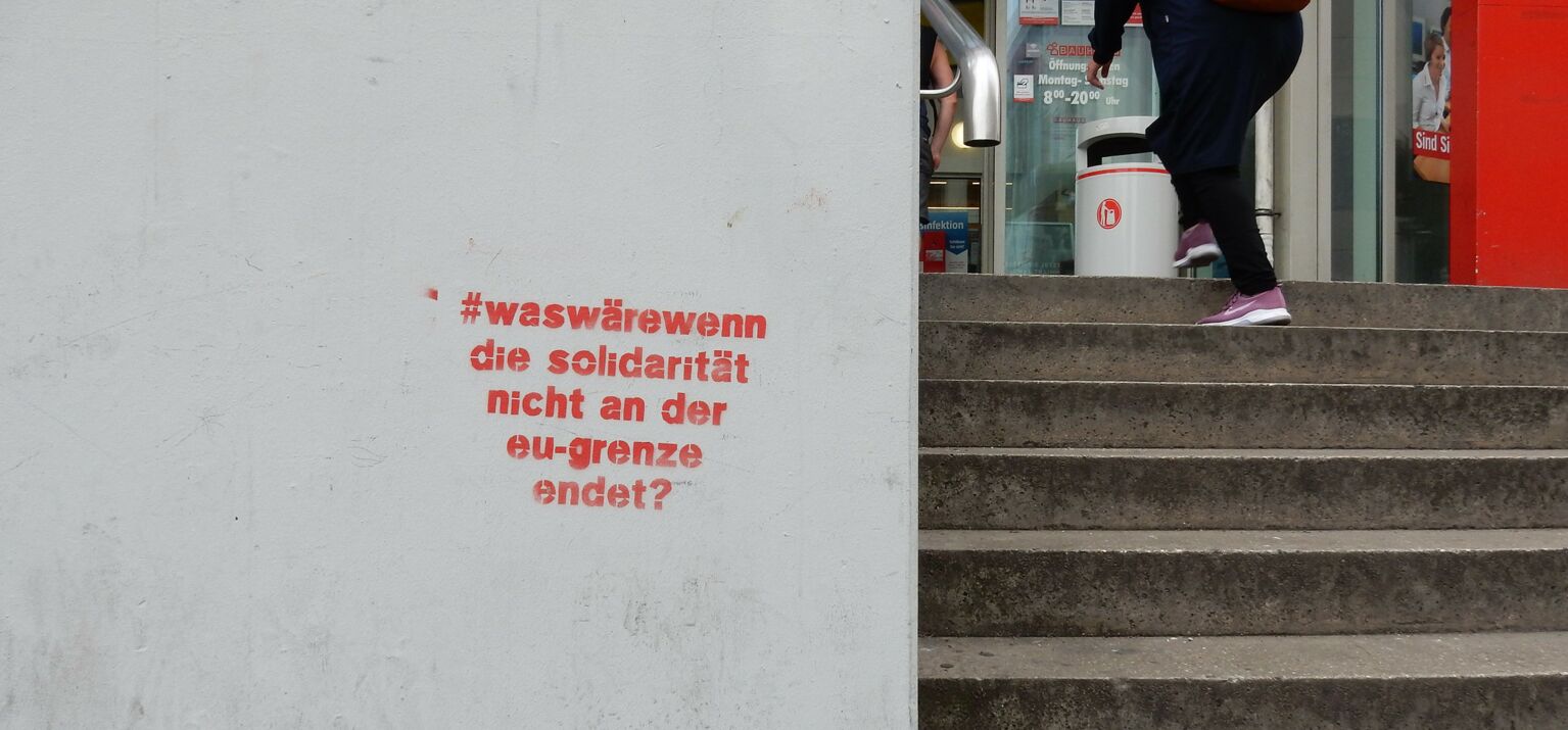 GEAS-Reform, Abschiebungen und Verschärfungen. Wandgraffiti: "Was wäre wenn die Solidarität nicht an der eugrenze endet?"