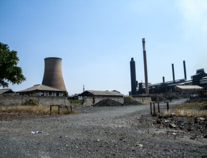 Kupferschmelzanlage mit Kühlturm neben der Mopani Kupfermine in Kitwe