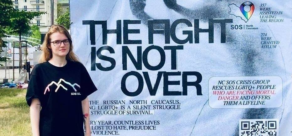 Nordkaukasus ist gefährlich für LGBTIQ-Personen. Eine Person von North Caucasus Crisis Group auf dem Pride in Warschau