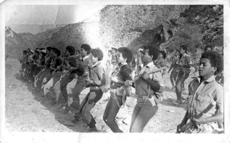 Frauen in Militärdress und mit Gewehr bei der Ausbildung, Schwarzweißfoto von 1974