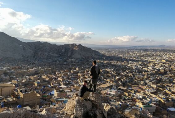 Zwei Jungen blicken aus der Vogelsperpektive auf die pakistanische Stadt Quetta