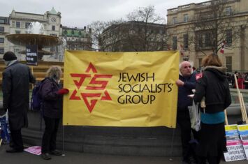 Jüdische Stimmen gegen Rassismus: Mitglieder der Jewish Socialist Group auf einer Demonstration in London - Personen halten Transpi mit Aufschrift »Jewish Socialists Group«