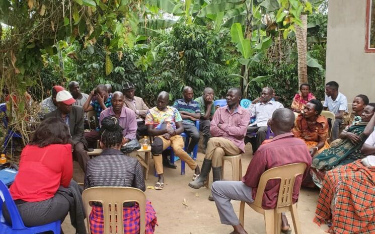 Gruppe von Gemeindemitgliedern diskutiert im Stuhlkreis mit einem Rechercheteam