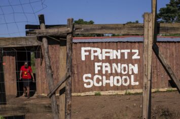 Gebäude mit der Aufschrift Frantz Fanon School